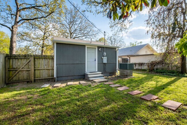 Building Photo - Updated 3-Bedroom Home with Fully Equipped Kitchen & Washer/Dryer in Great Neighborhood!