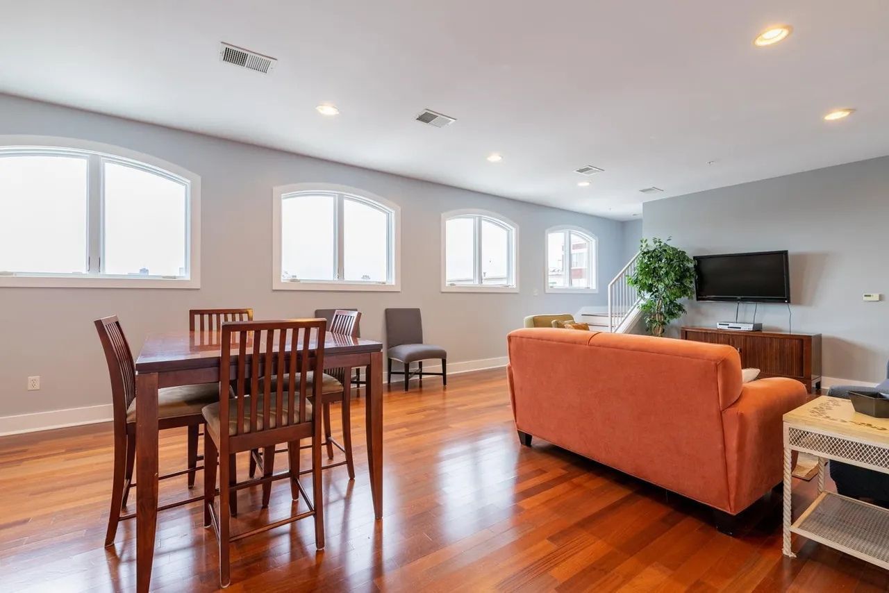 Building Photo - 435 S Front St