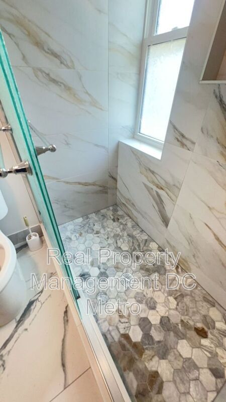 Building Photo - 1241 Monroe St NE