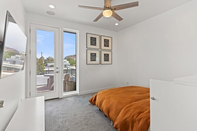 Building Photo - 4533 E Devonshire Ave