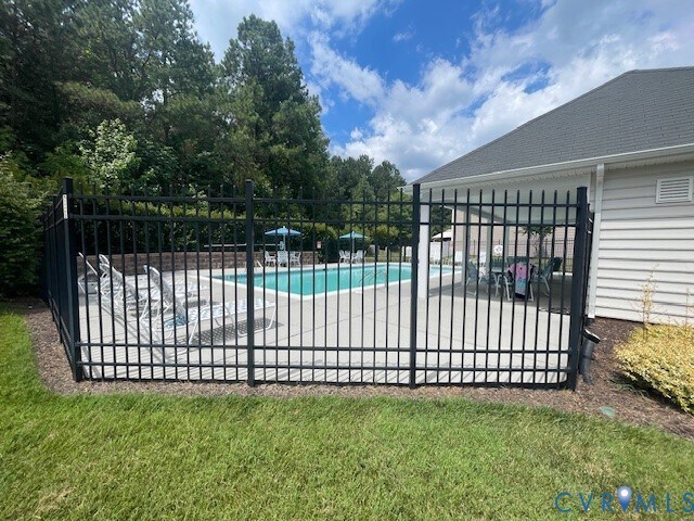 Building Photo - 8107 Creekside Village Dr