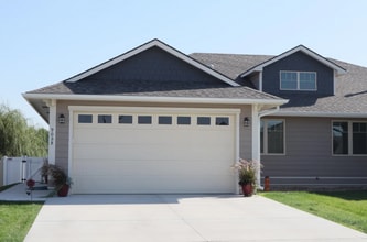 Building Photo - Modern 4-Bed Duplex | 2 Car Garage & Finis...