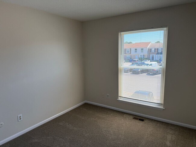 Building Photo - WINDSOR OAKS WEST - Three Bedroom Townhome