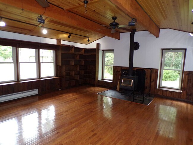 Building Photo - Unique 2 Bed 2.5 Bath Country Home!