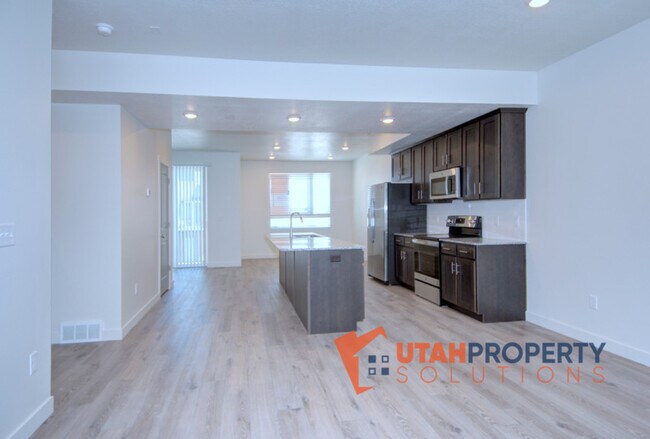 Building Photo - 962 W 500 S