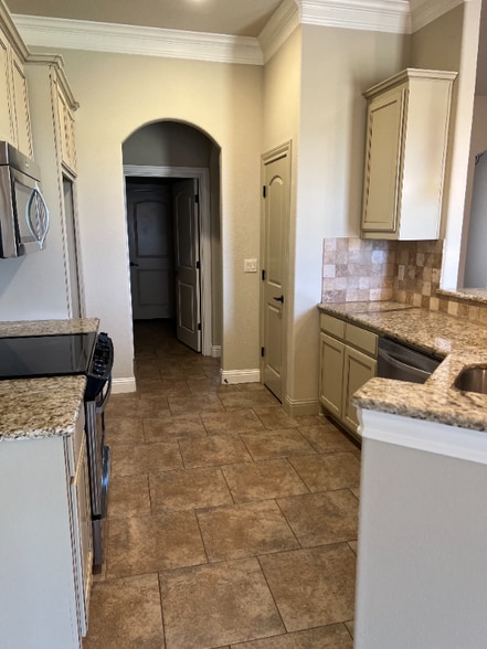 Building Photo - 310 Oar Wood Dr