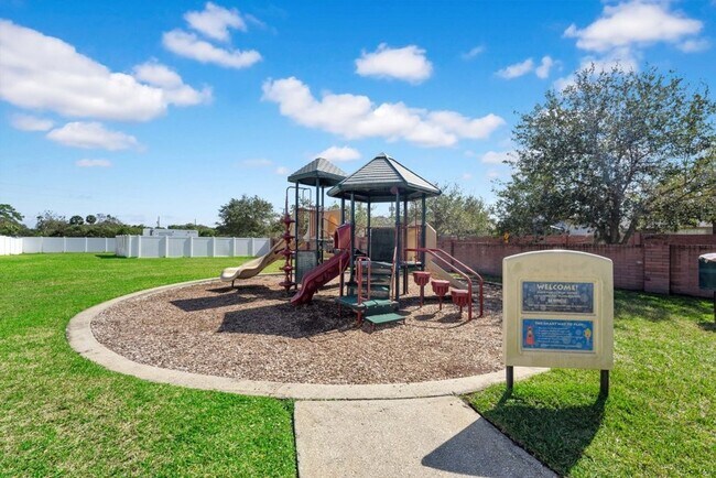 Building Photo - Cozy 4/2 Home Nestled in a Gated Community