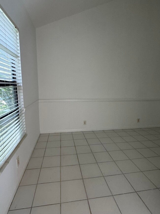 Building Photo - 429 N Cypress Dr