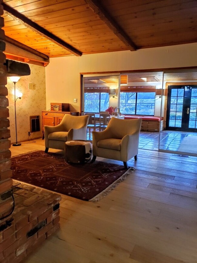 Building Photo - Mostly Furnished Bishop home with large living, dining space and a sun room.