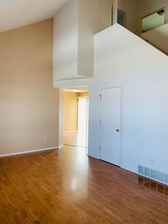 Building Photo - Large Yard - 3 Bed - 2 Bath - Pet Friendly