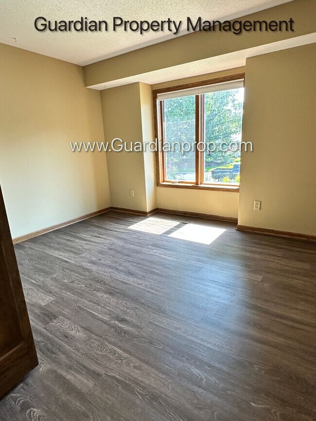 Building Photo - Eagan Single Family Home, 3 Car Garage, La...