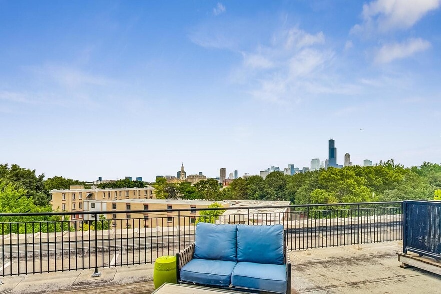 Building Photo - 1111 W 14th Plz