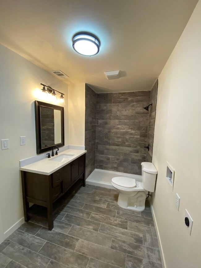 Building Photo - Beauitfully upgrade 3 Bedroom on large lot!