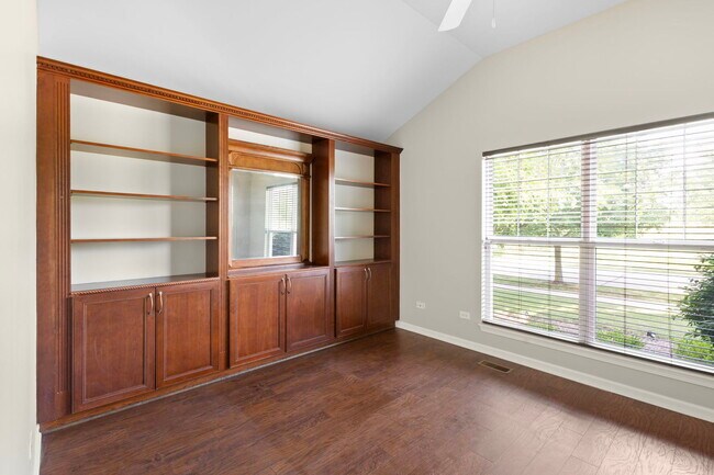 Building Photo - 115 Clover Dr
