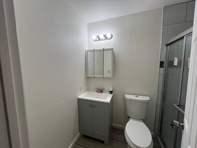Building Photo - 2-bedroom condo near shopping & restaurants!