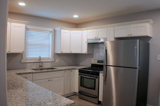 Building Photo - 8241 Glenview Dr