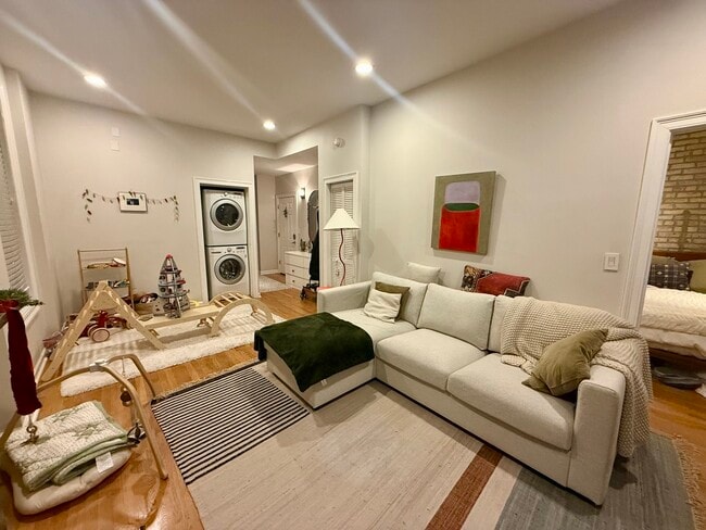 Building Photo - 1903 N Sheffield Ave