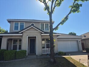 Building Photo - 5 Bedroom 3.5 Bathroom Home with Yard