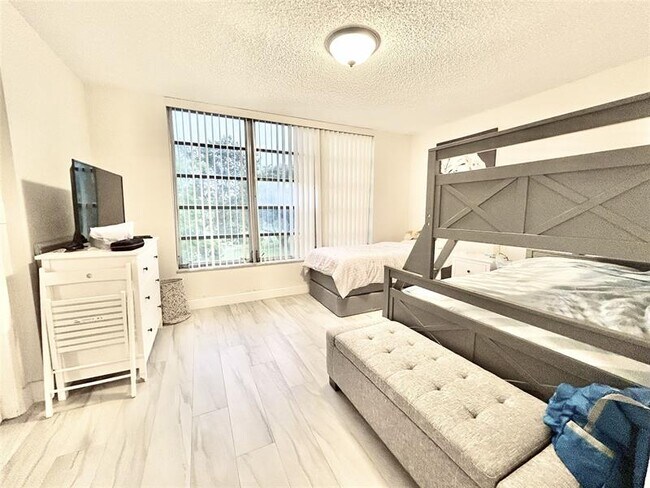 Building Photo - 3800 Oaks Clubhouse Dr