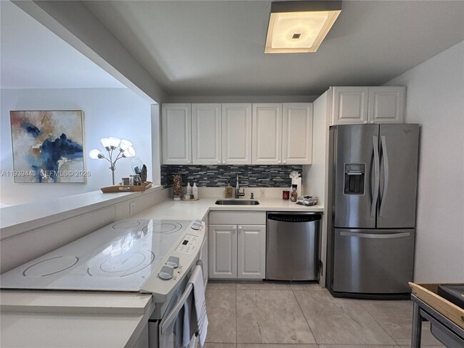 Building Photo - 3301 N Country Club Dr