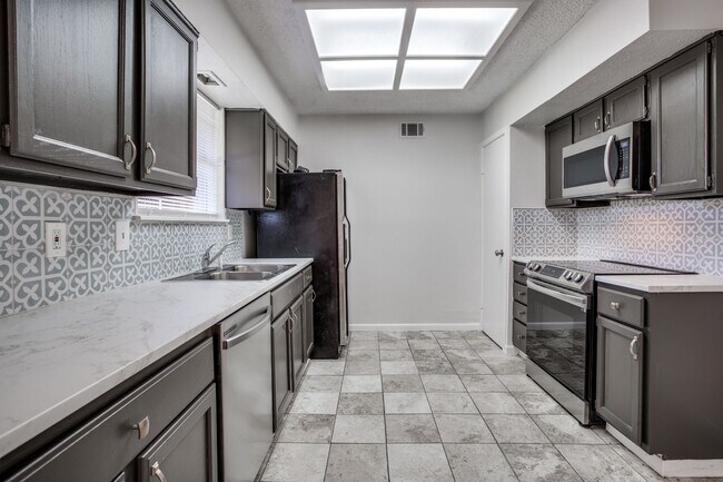 Building Photo - Cozy 3BD Home with Functional Features and...