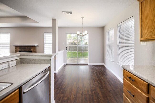 Building Photo - 1806 Oakmont Ln