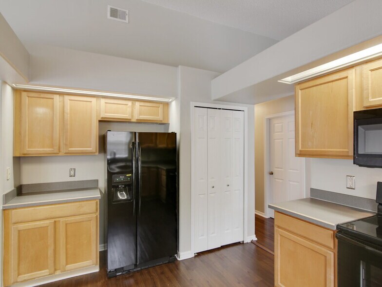 Building Photo - 16329 Coopers Hawk Ave