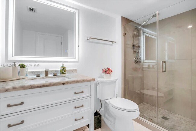 Building Photo - 3701 N Country Club Dr