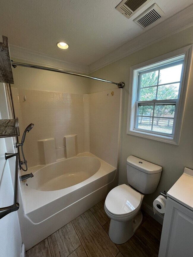 Building Photo - New On the Market!