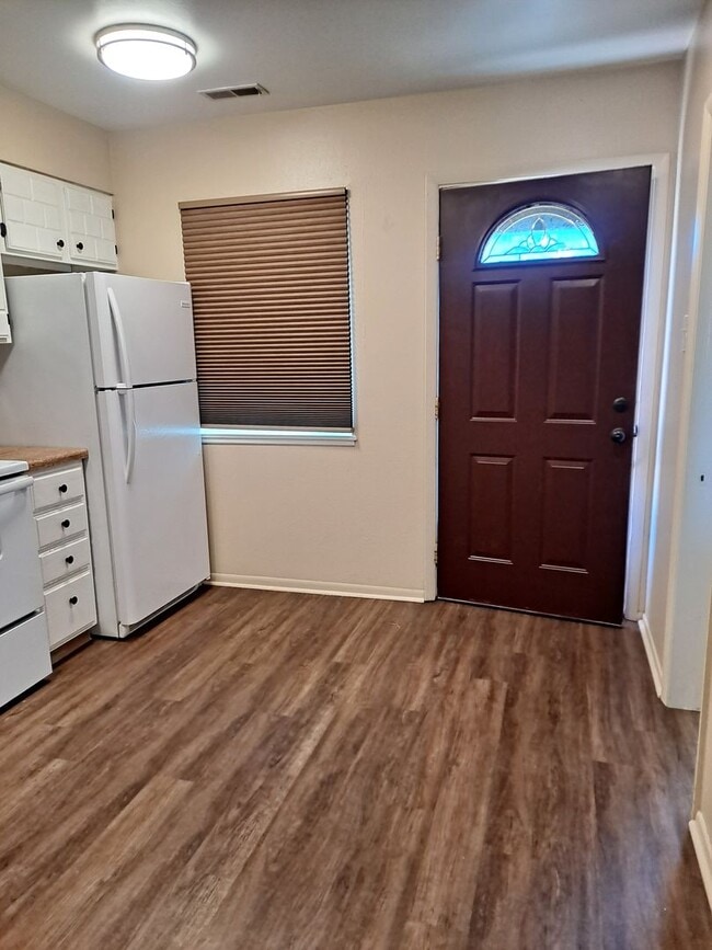 Building Photo - 936-10 Molello   #25-27 Villa Drive