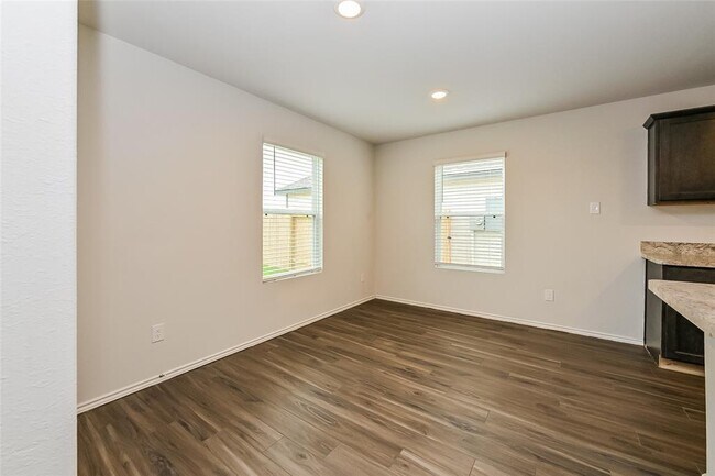 Building Photo - 2130 Middle Rdg Dr