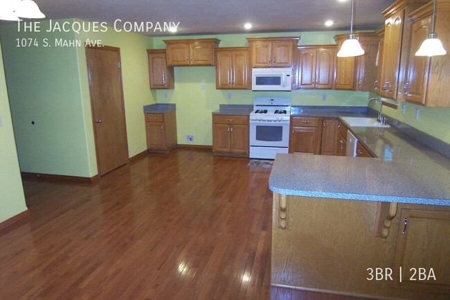 Building Photo - Very Clean 3 Bedroom 2 Bath 3 Car Garage H...