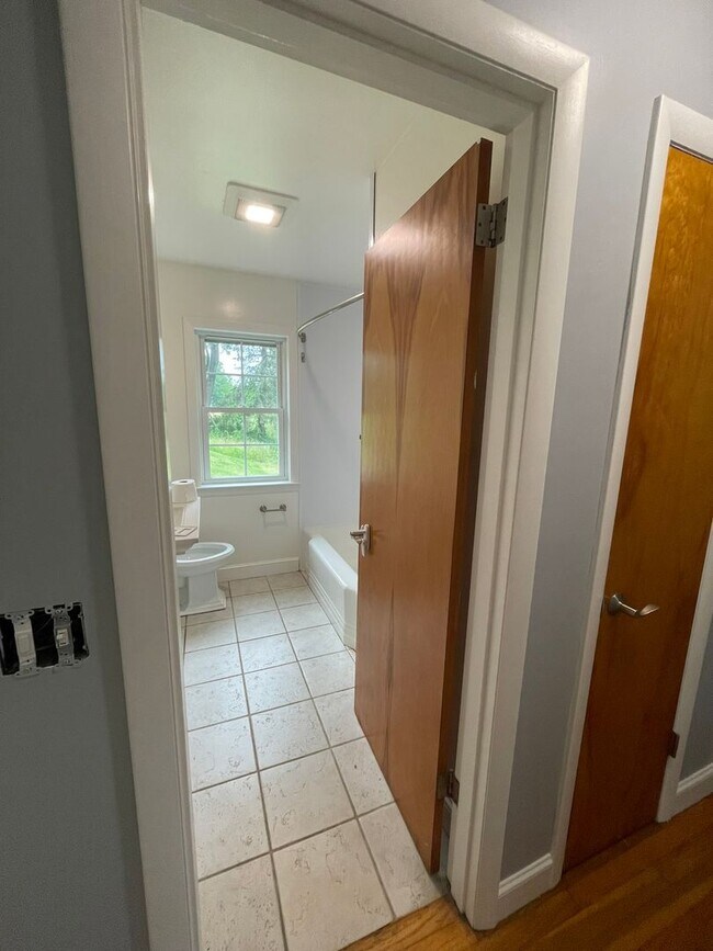 Building Photo - Single-Family Home for Rent - Dover, NH