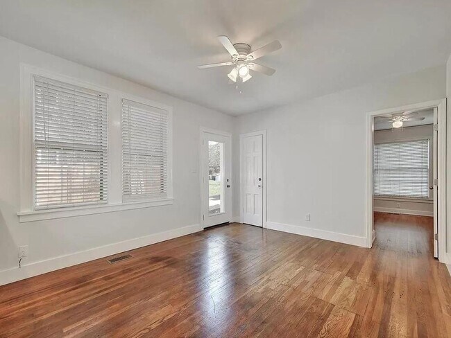 Building Photo - Remodeled 6 Bedroom Walking Distance to UT