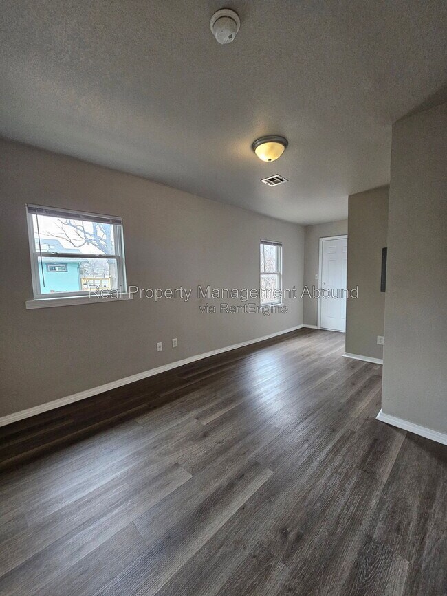 Building Photo - 727 S Olympia Ave