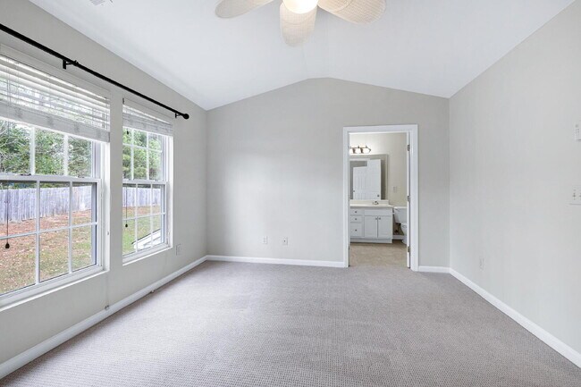 Building Photo - 812 Walnut Woods Dr