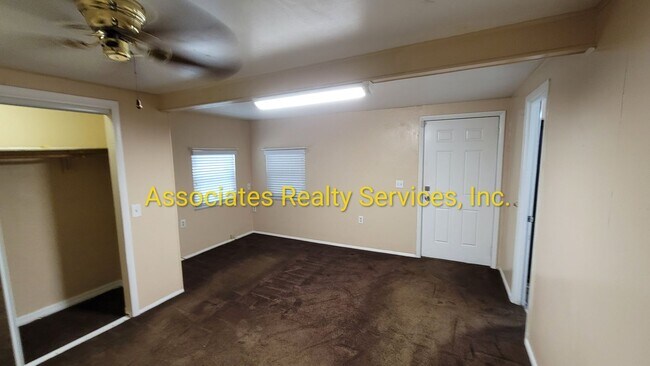 Building Photo - 4 BR, 2 BA  LOOK!!!!   ITS A STEAL!