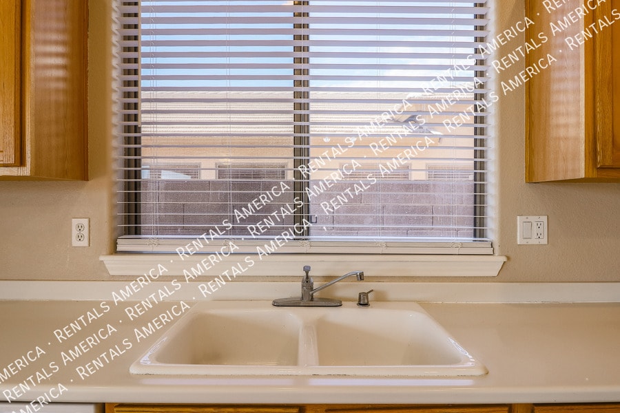 Building Photo - 17547 W Coyote Trail Dr