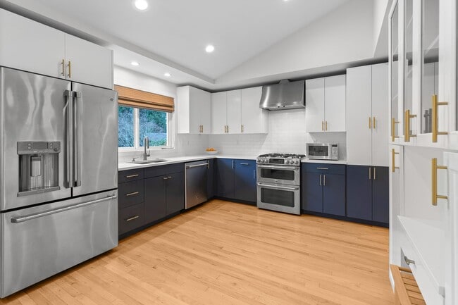 Building Photo - 4 bedroom 3 bath Mercer Island