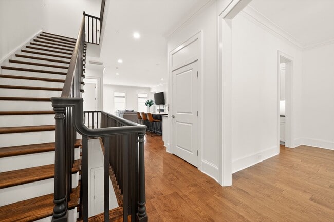 Building Photo - 4 bedroom 4.5 bath townhouse @ Midtown!