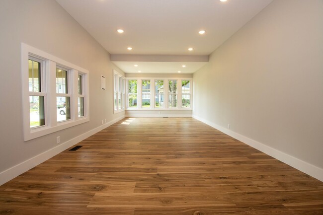 Building Photo - Three Bedroom Condo