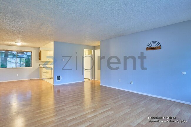 Building Photo - 3300 NE Robin Ct