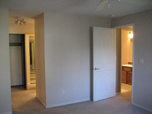 Building Photo - 44 Crestfield Ct