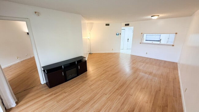 Building Photo - 6475 W Oakland Park Blvd