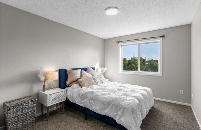 Building Photo - Elegant 3-Bed Single Family with Fireplace & Hardwood Floors in Shakopee – 2345 Sq Ft of Comfort