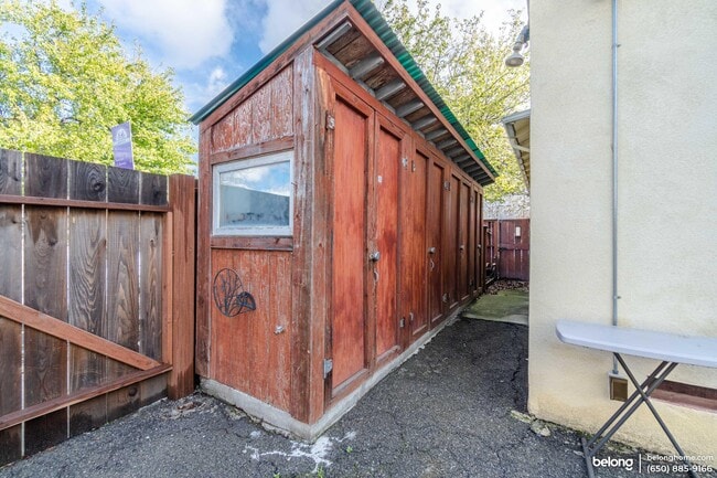 Building Photo - 2400 Bonar St