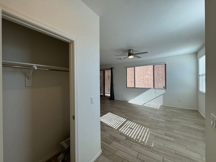 Building Photo - 1122 E Cairn St