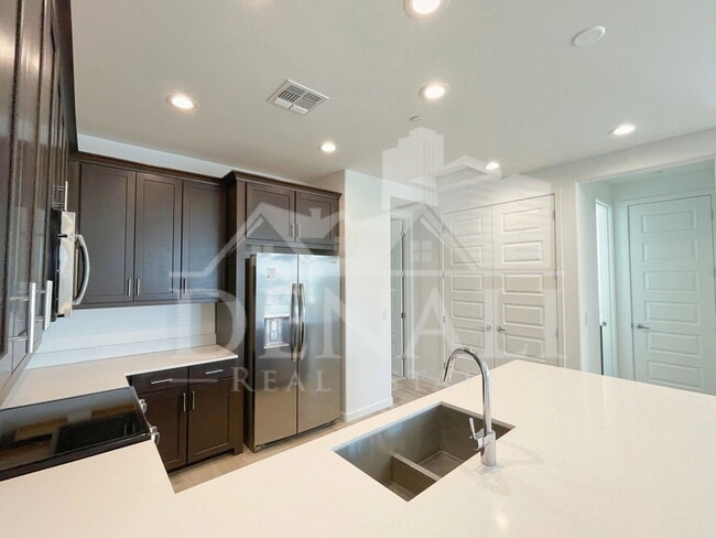 Building Photo - 784 S Hawk Ln