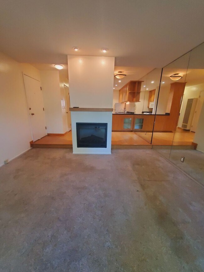 Building Photo - Tasteful Single Story Condo 1bd/1ba - Grea...
