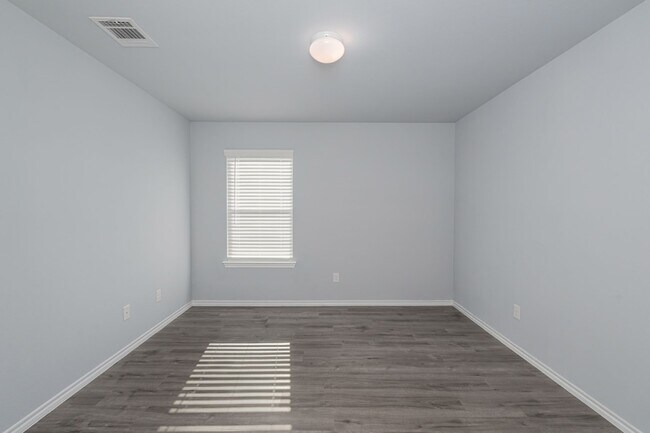 Building Photo - 811 Emerald Dr